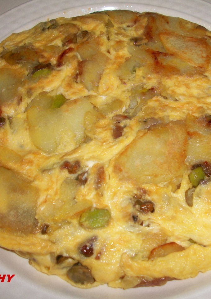 Una foto de Tortilla de habitas tiernas con patatas y cebolla morada