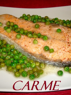 Una foto de Salmon al horno con guisantes