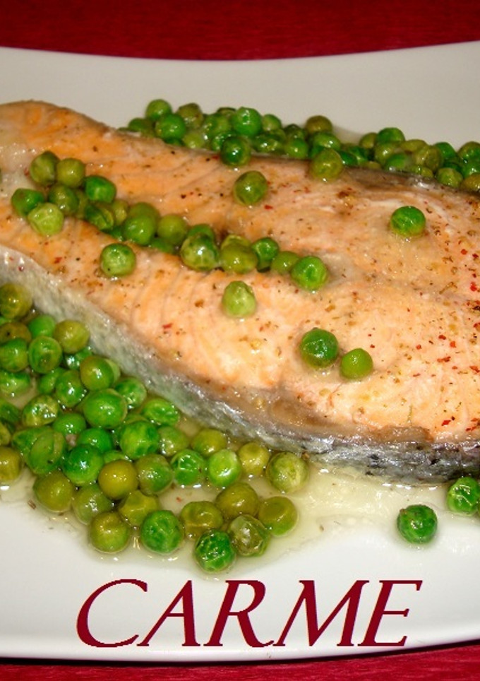 Una foto de Salmon al horno con guisantes