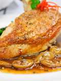 Pechuga de pollo con champiñones y bechamel