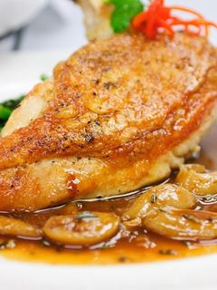 Una foto de Pechuga de pollo con champiñones y bechamel