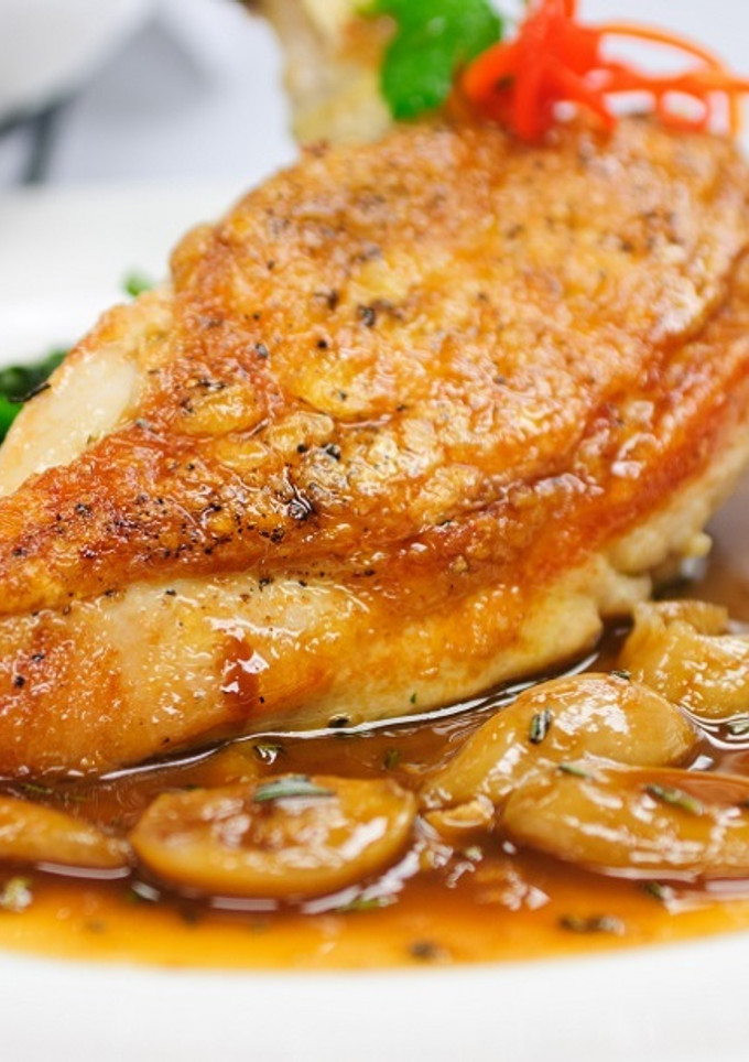 Una foto de Pechuga de pollo con champiñones y bechamel
