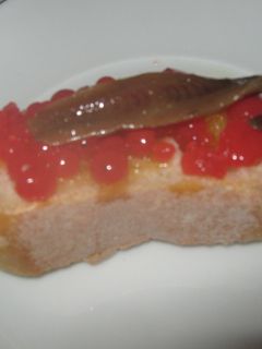 Una foto de Montadito de caviar de tomate con anchoa