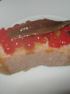 Una foto de Montadito de caviar de tomate con anchoa