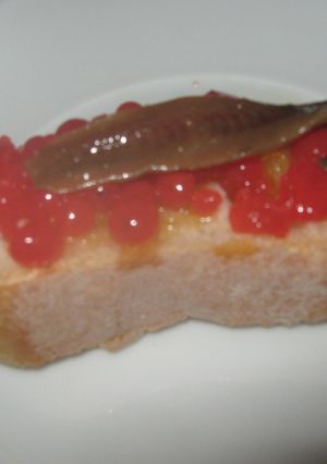 Una foto de Montadito de caviar de tomate con anchoa