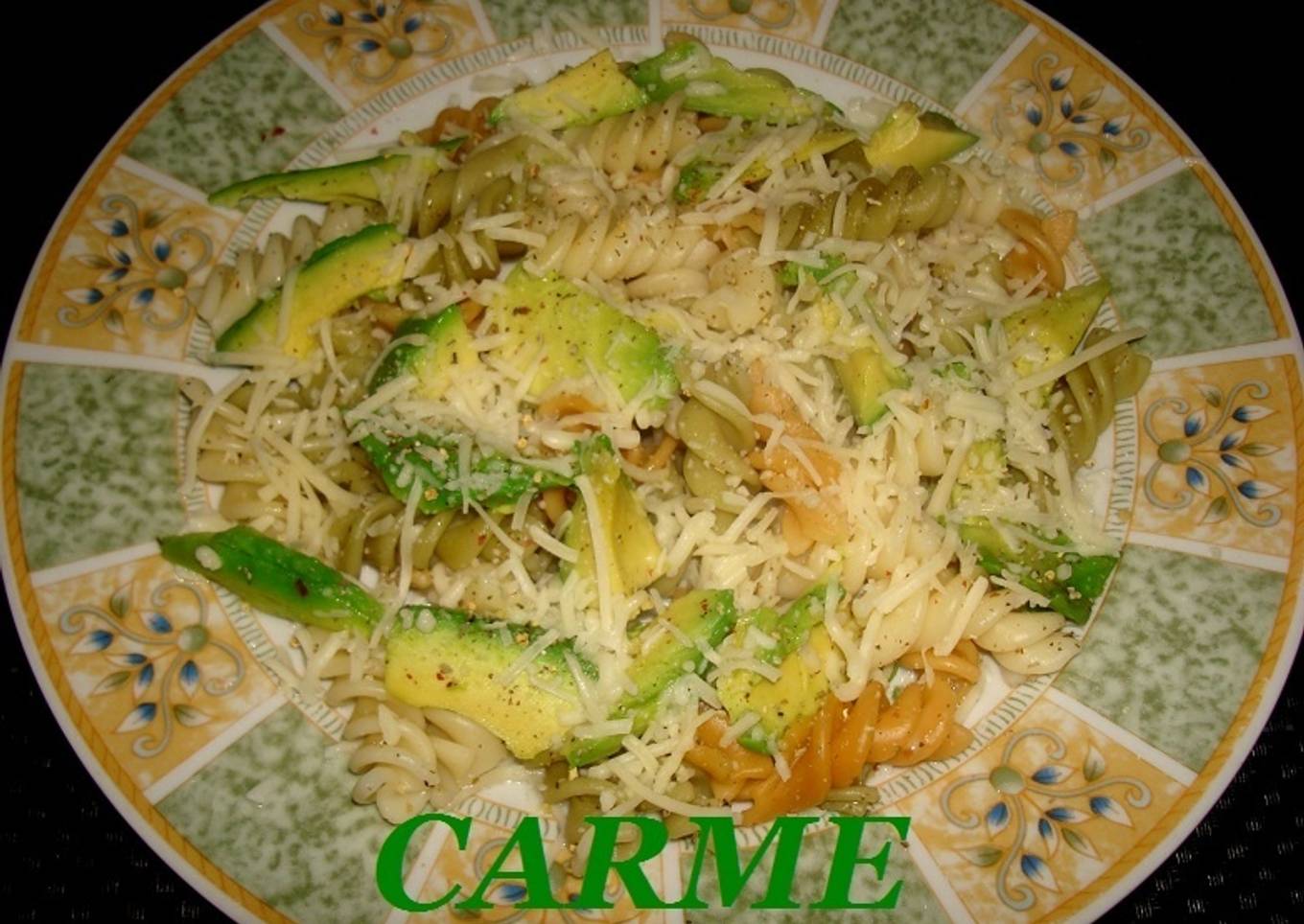 Ensalada de pasta y aguacate<br />