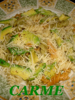 Una foto de Ensalada de pasta y aguacate