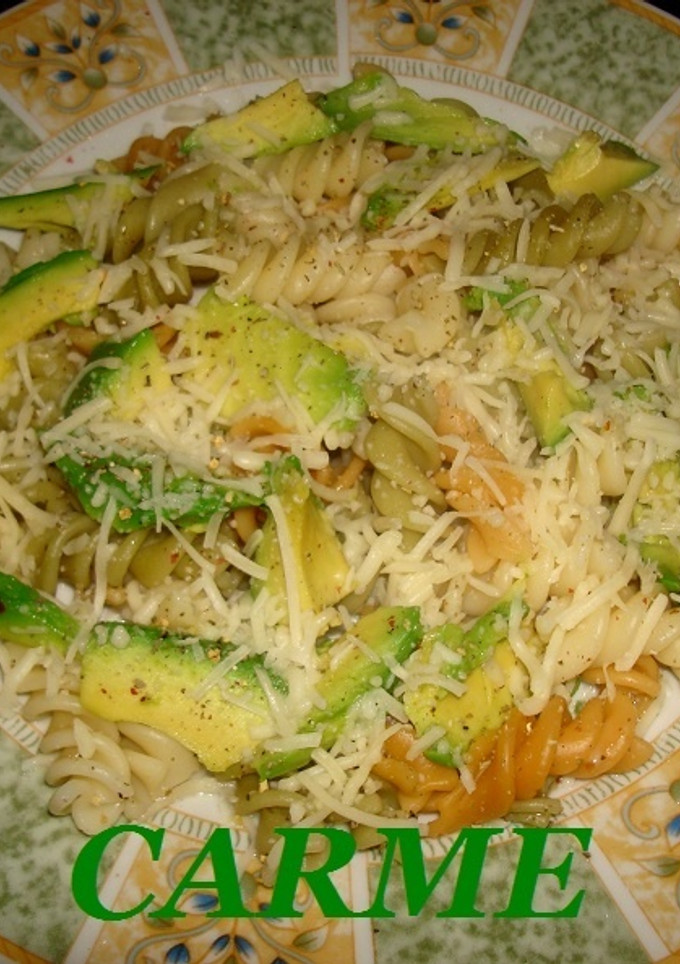 Una foto de Ensalada de pasta y aguacate