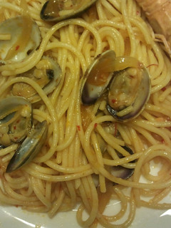 Una foto de Pasta salteada con almejas y cigalitas
