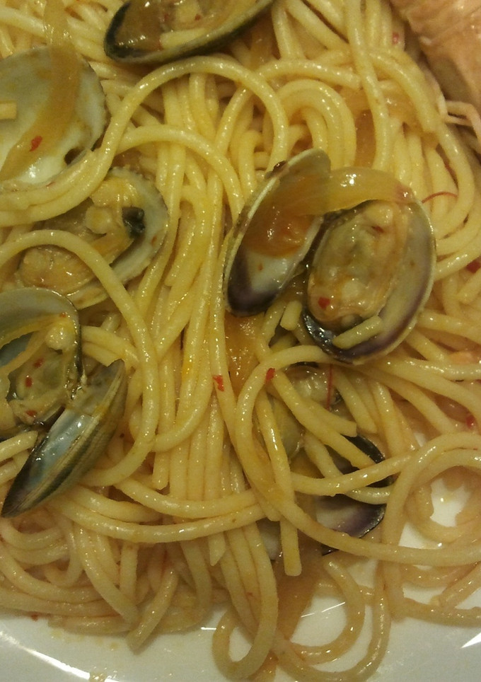 Una foto de Pasta salteada con almejas y cigalitas
