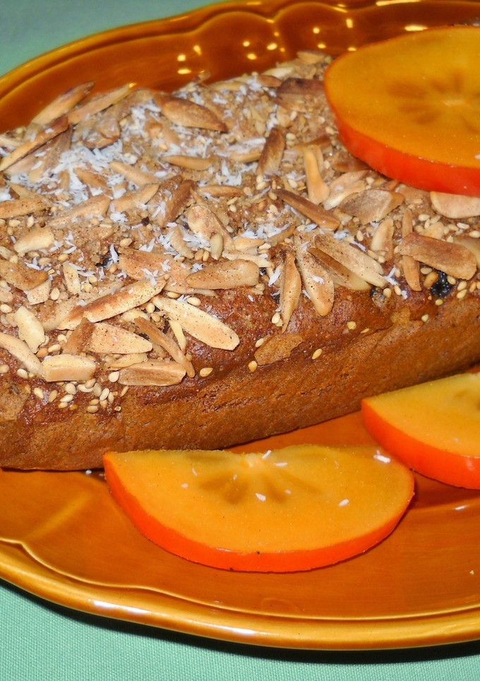 Una foto de Plum cake de caquis con cardamomo