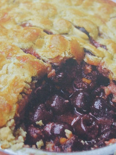 Una foto de Pastel de cerezas almendradas