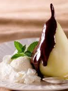 Una foto de Peras a la salsa de chocolate