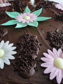 Una foto de Pastel de chocolate y fresas