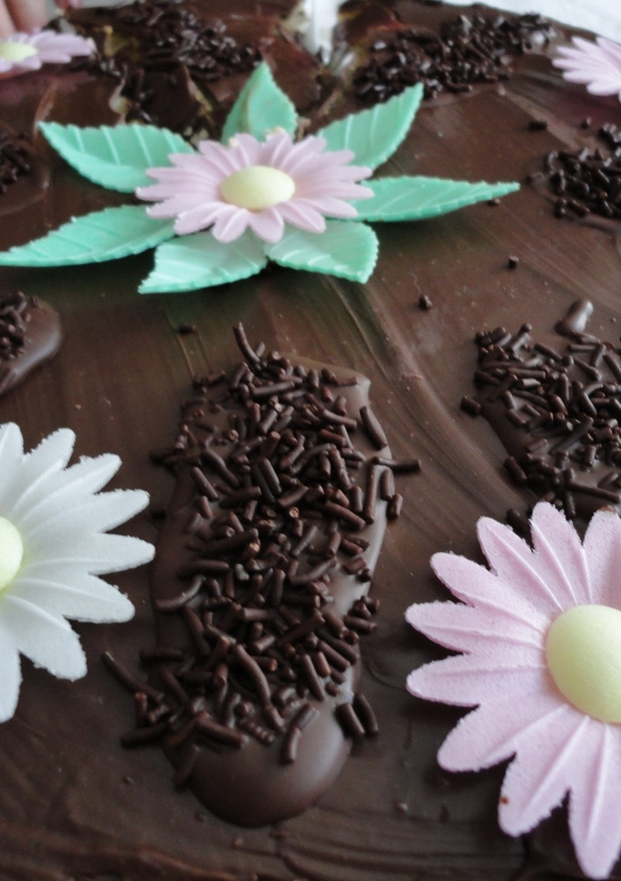 Una foto de Pastel de chocolate y fresas
