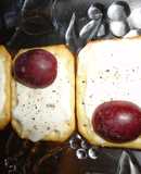 Canapés de queso y uvas a las 5 pimientas
