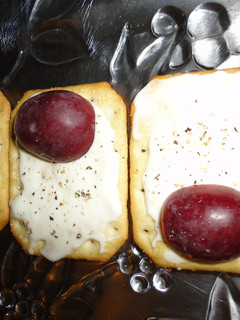 Una foto de Canapés de queso y uvas a las 5 pimientas