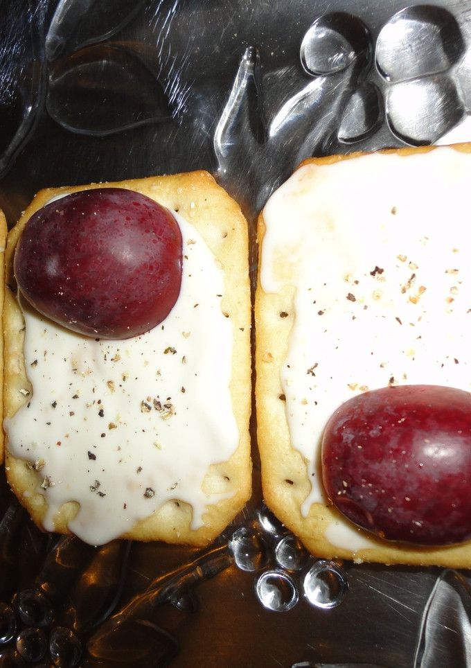 Una foto de Canapés de queso y uvas a las 5 pimientas