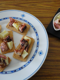 Una foto de Canapé de pulpo con patatas al microondas