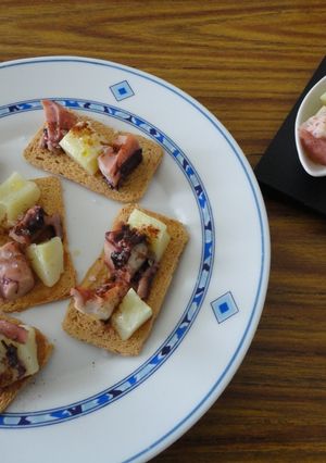 Una foto de Canapé de pulpo con patatas al microondas