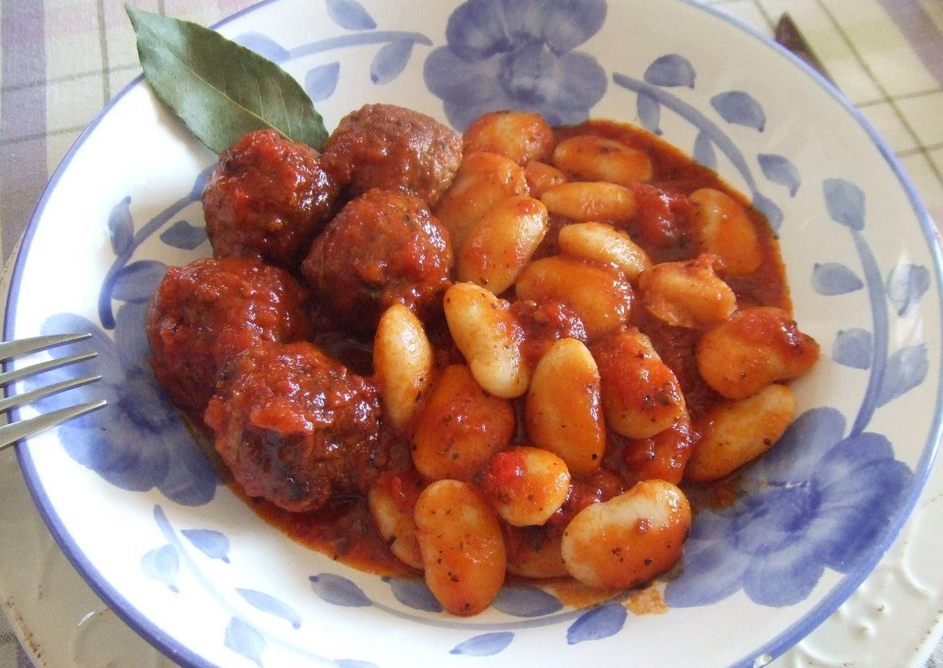Albóndigas con judiones y salsa<br />