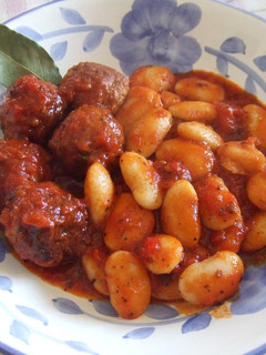 Foto principal de Albóndigas con judiones y salsa