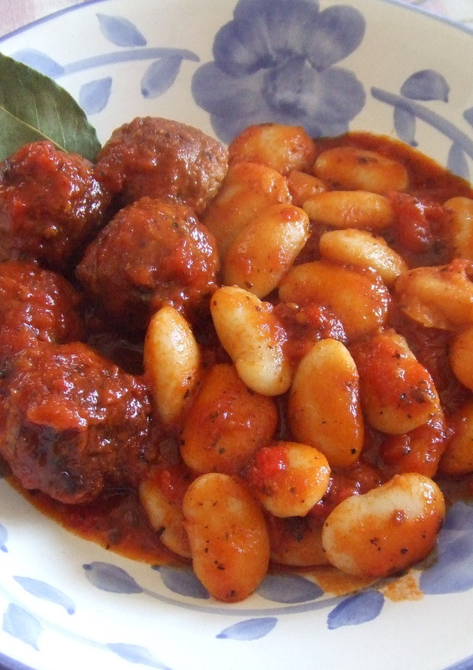 Una foto de Albóndigas con judiones y salsa