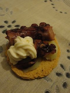 Una foto de Canapés de patata y pulpo con ali oli