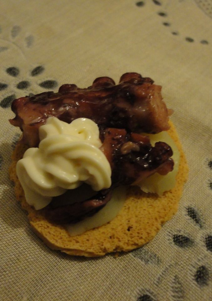 Una foto de Canapés de patata y pulpo con ali oli
