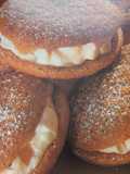 Mantecadas de chocolate rellenas de nata y fruta