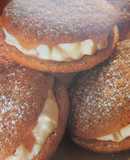 Mantecadas de chocolate rellenas de nata y fruta