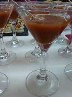 Una foto de Bloody Mary con berberechos