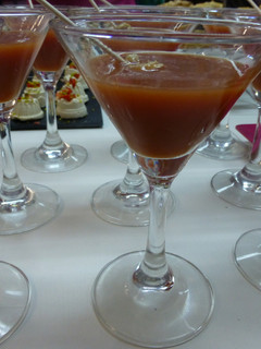 Una foto de Bloody Mary con berberechos