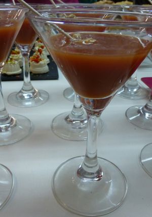 Una foto de Bloody Mary con berberechos