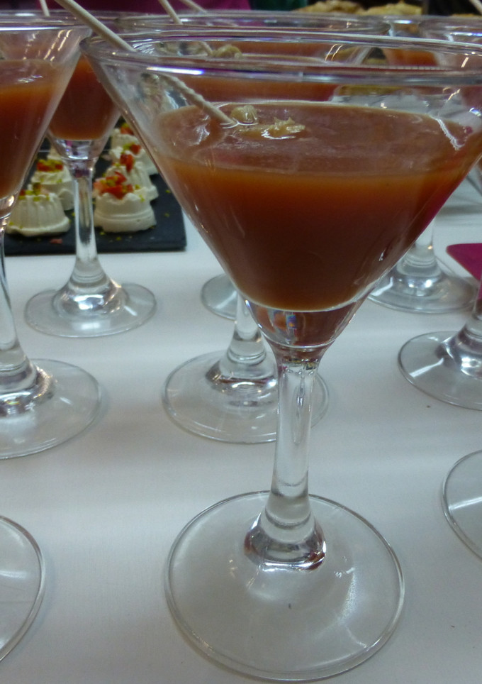 Una foto de Bloody Mary con berberechos