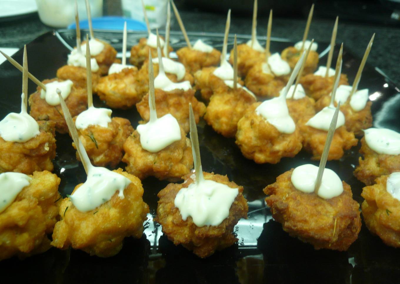 Albóndigas de salmón con mayonesa de hierbas<br />