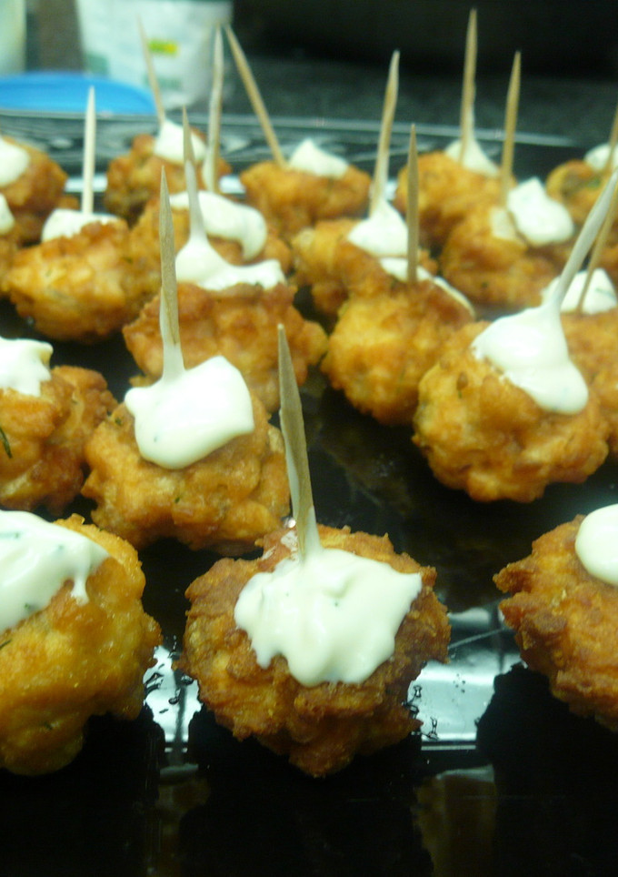 Una foto de Albóndigas de salmón con mayonesa de hierbas