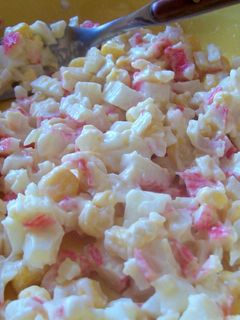 Una foto de Ensalada de palitos de cangrejo con maíz