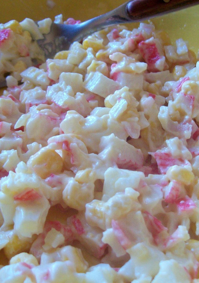 Una foto de Ensalada de palitos de cangrejo con maíz