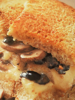 Una foto de Bocadillo de champiñones con queso fundido