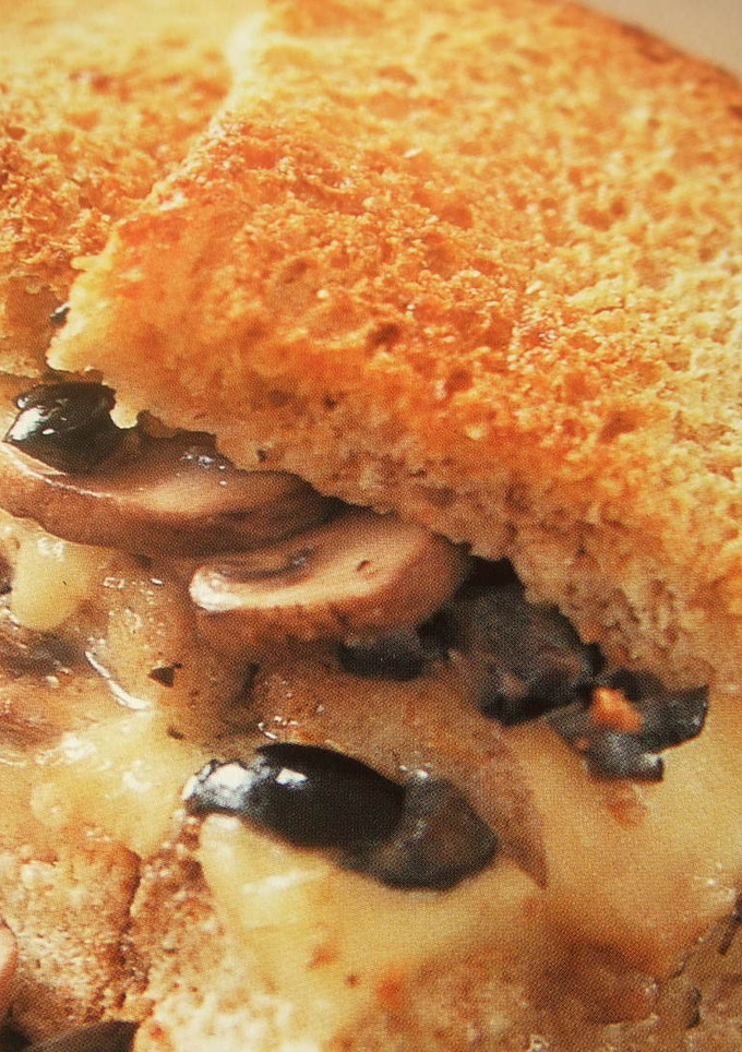 Una foto de Bocadillo de champiñones con queso fundido