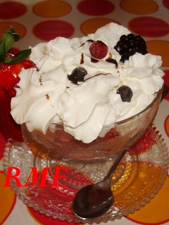 Una foto de Copa de helado con frutos rojos y nata