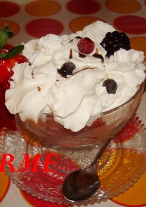 Una foto de Copa de helado con frutos rojos y nata