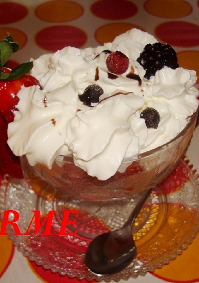 Una foto de Copa de helado con frutos rojos y nata