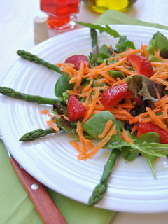 Una foto de Ensalada de brotes tiernos con fresas