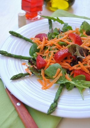 Una foto de Ensalada de brotes tiernos con fresas 