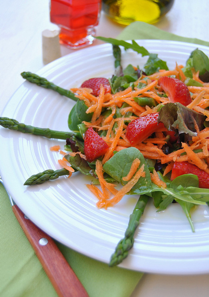 Una foto de Ensalada de brotes tiernos con fresas 
