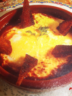 Una foto de Huevos a la cazuela con chorizo