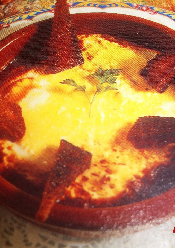 Una foto de Huevos a la cazuela con chorizo
