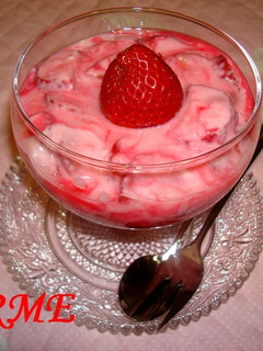 Una foto de Fresones con yogurt y granadina